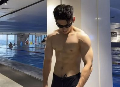 185冷白皮大胸游泳教练,竟然在健身房当众虐胸........