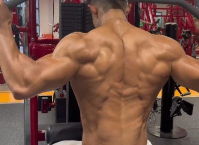 粗壮男人被摸,引围观!