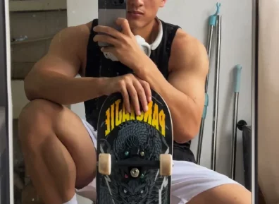 体育生的荷尔蒙爆发！寸头黑皮大粗腿，宿舍里的青春炸裂了