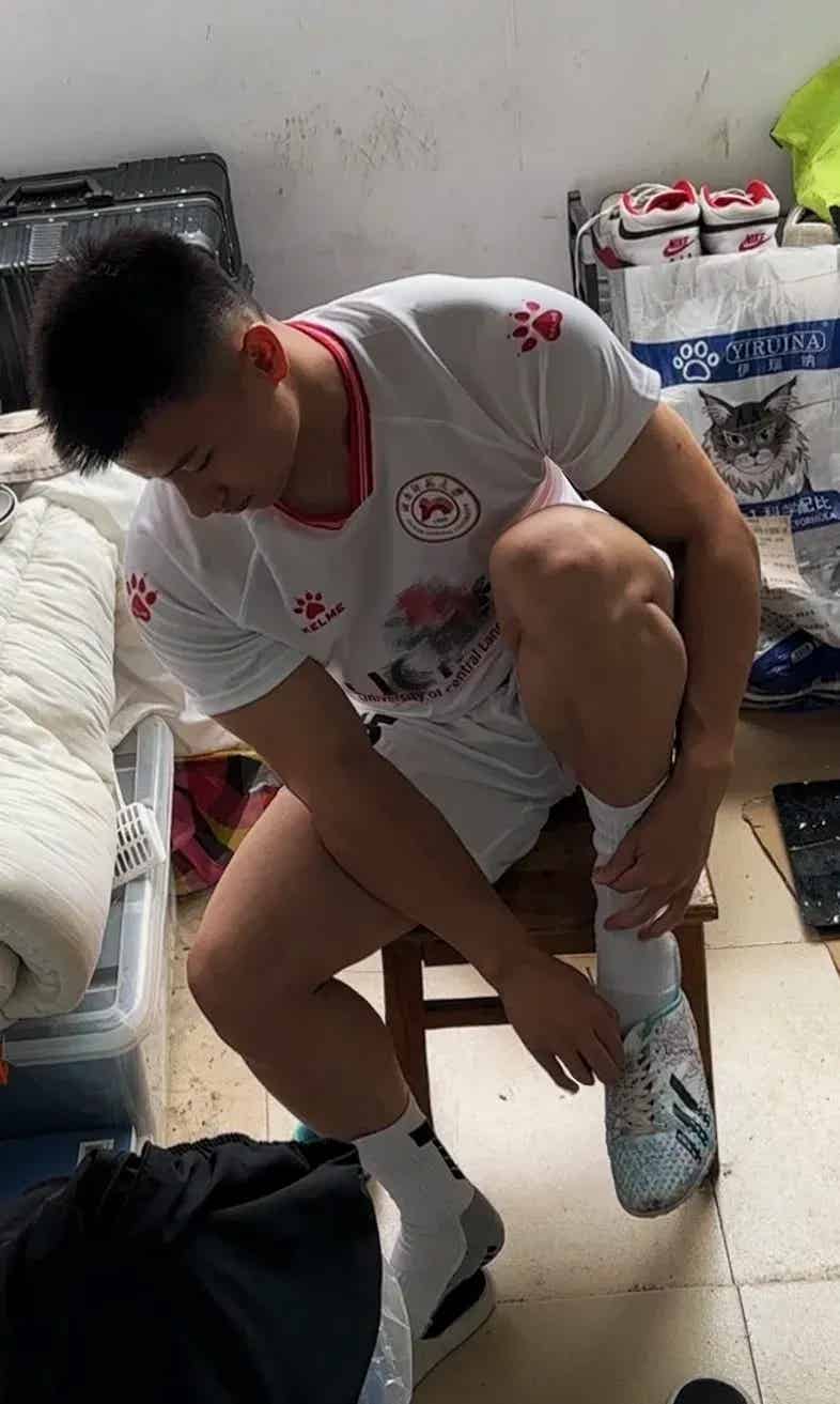 图片[8]-体院寸头肌肉体育生，宿舍荷尔蒙太炸裂了！-小蓝短视频