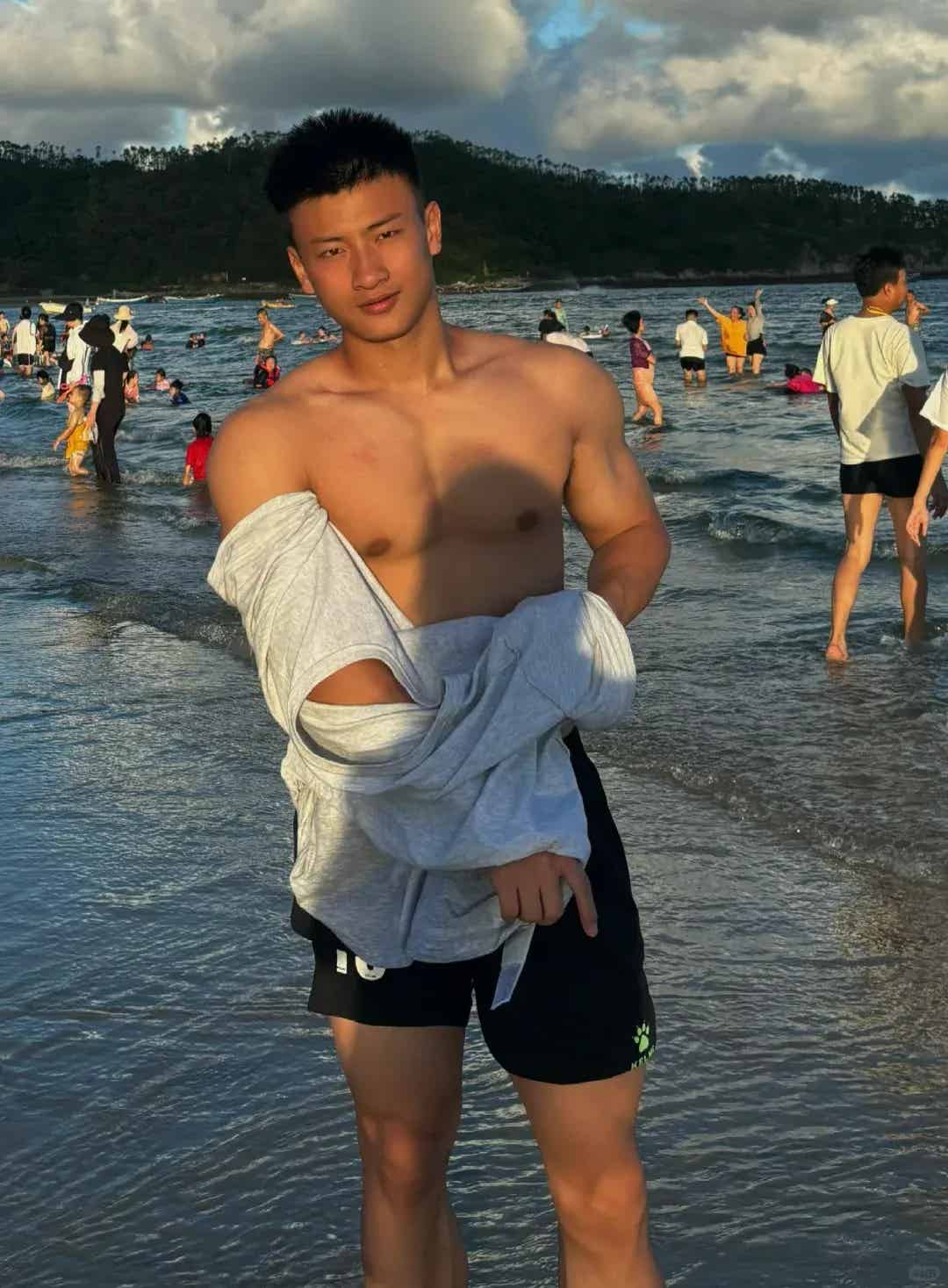 图片[18]-体院寸头肌肉体育生，宿舍荷尔蒙太炸裂了！-小蓝短视频