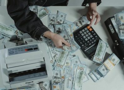 基友为了看免费的资源,被骗子敲诈勒索5万块,一年白干了