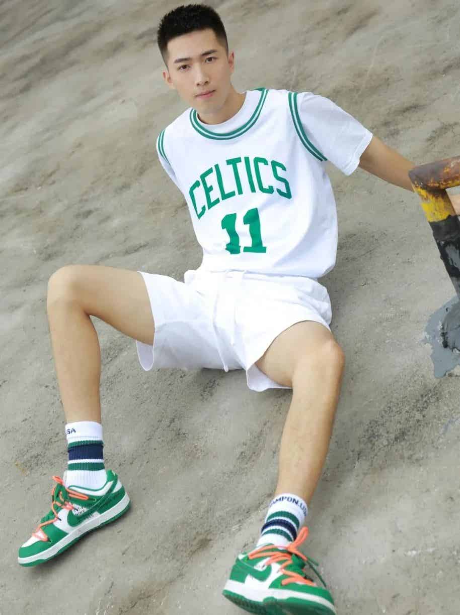 图片[1]-来自东北的运动小哥岔腿真好看！-小蓝短视频