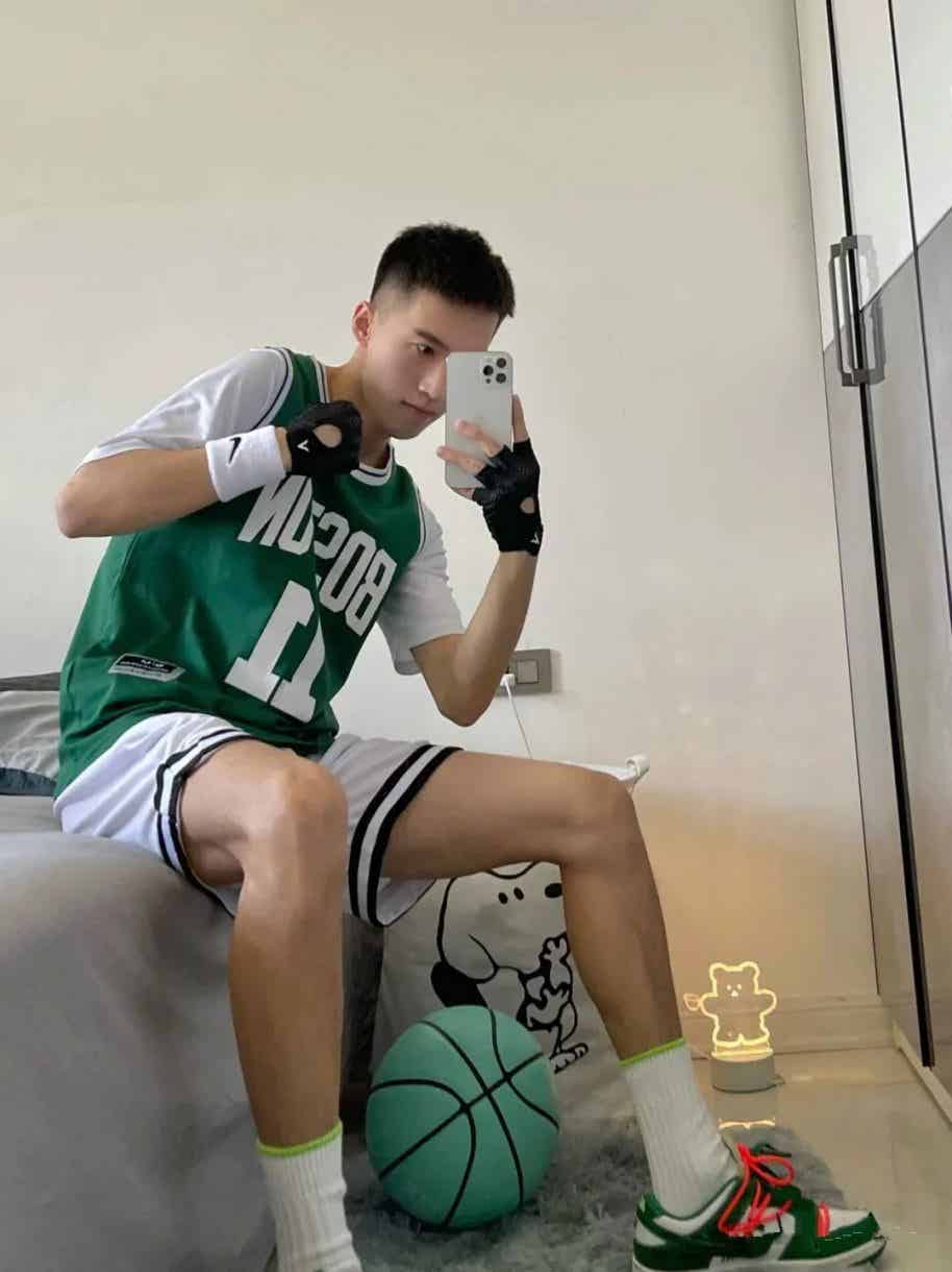 图片[2]-来自东北的运动小哥岔腿真好看！-小蓝短视频