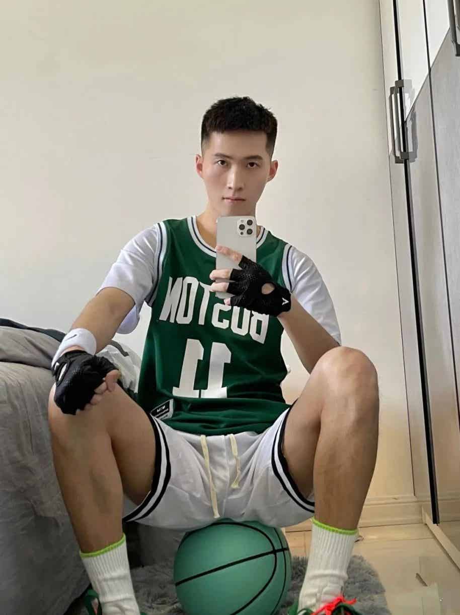 图片[5]-来自东北的运动小哥岔腿真好看！-小蓝短视频