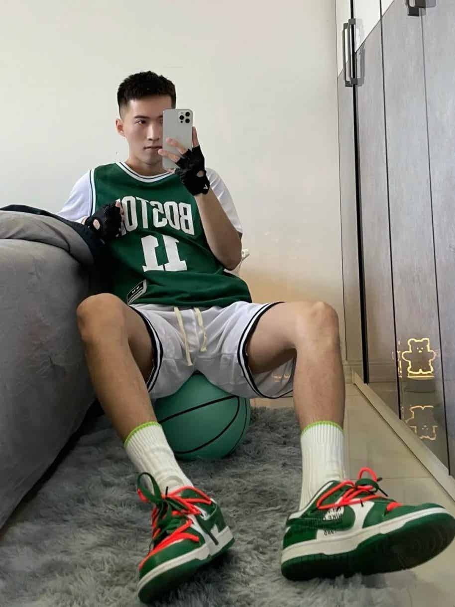 图片[6]-来自东北的运动小哥岔腿真好看！-小蓝短视频