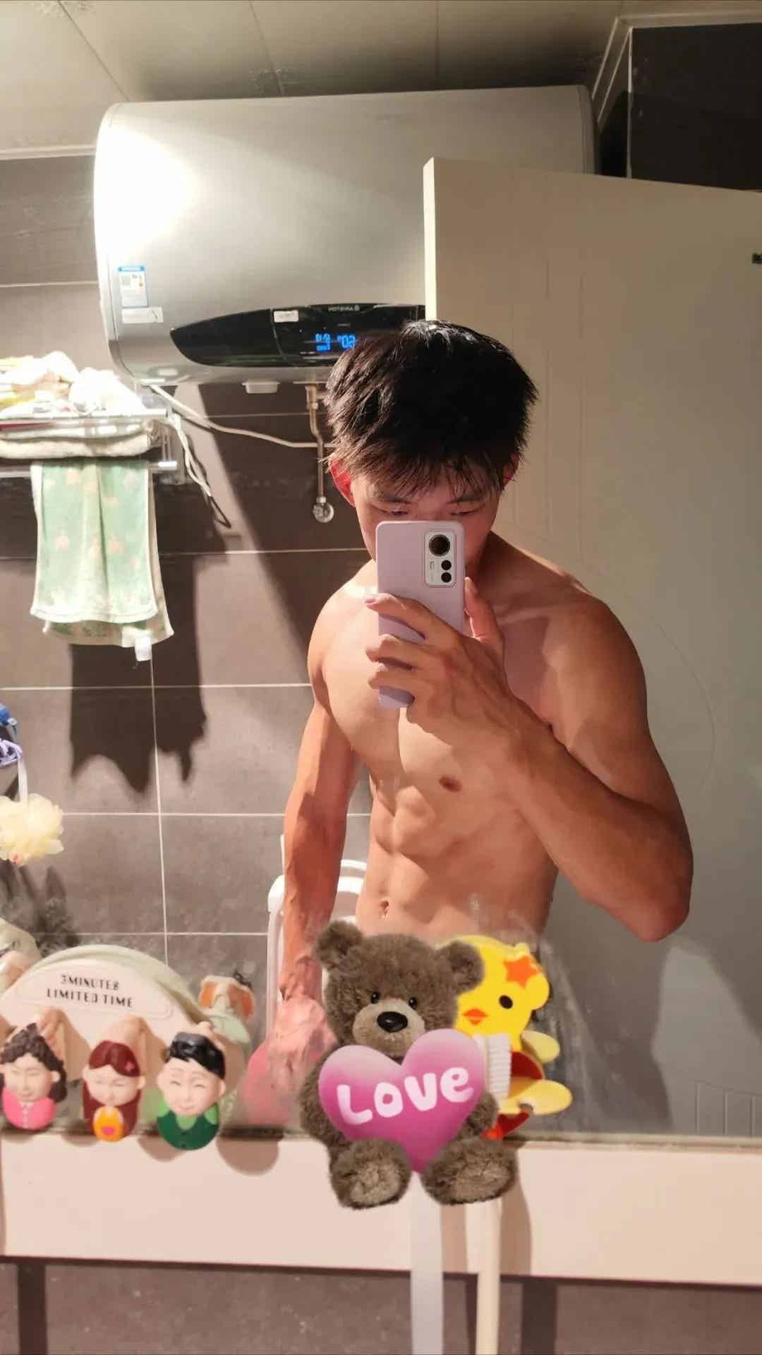 图片[1]-河北体育学院18岁男大，浴室自拍秀奶狗腰，这也太撩了！-小蓝短视频