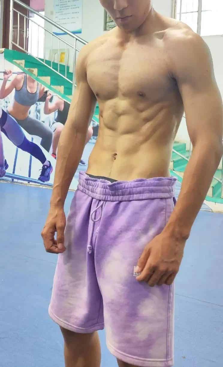 图片[4]-河北体育学院18岁男大，浴室自拍秀奶狗腰，这也太撩了！-小蓝短视频