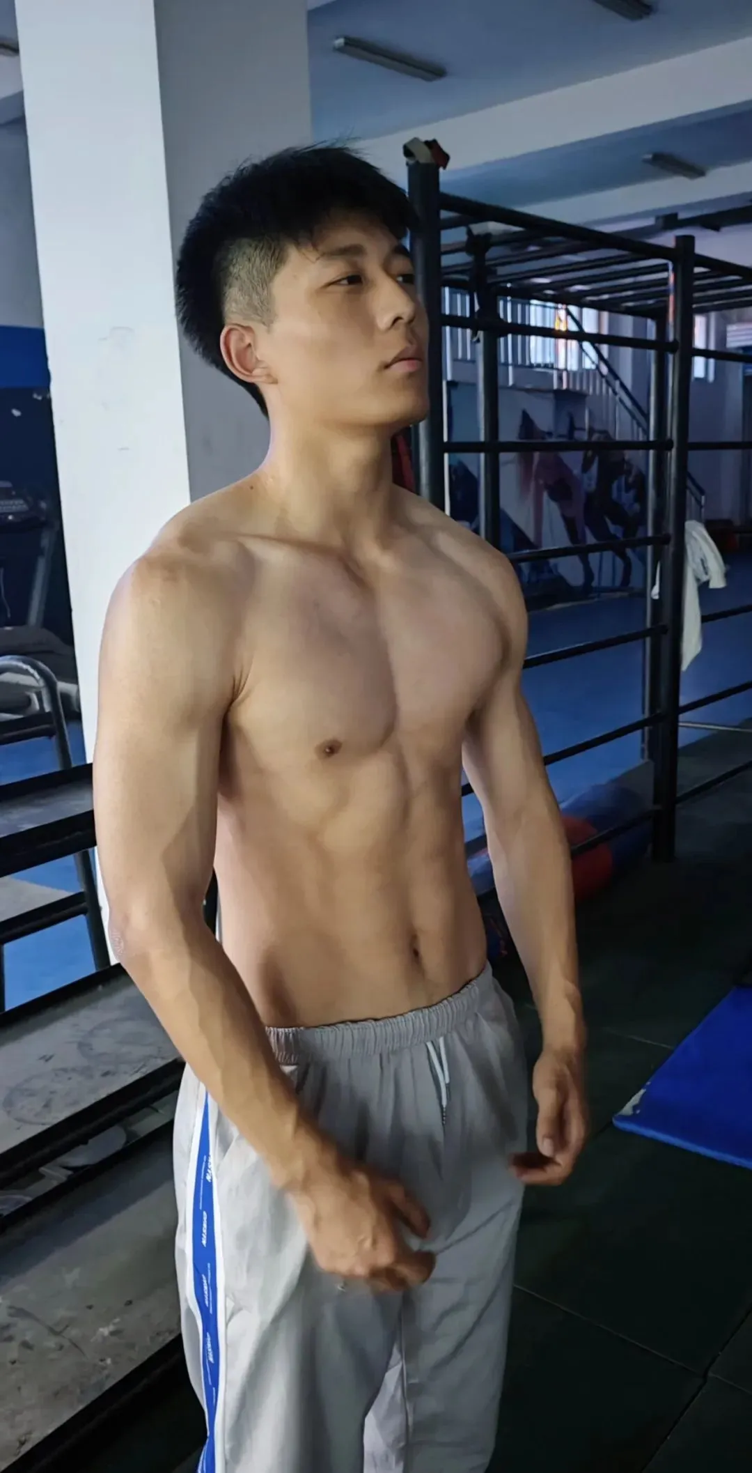 图片[6]-河北体育学院18岁男大，浴室自拍秀奶狗腰，这也太撩了！-小蓝短视频