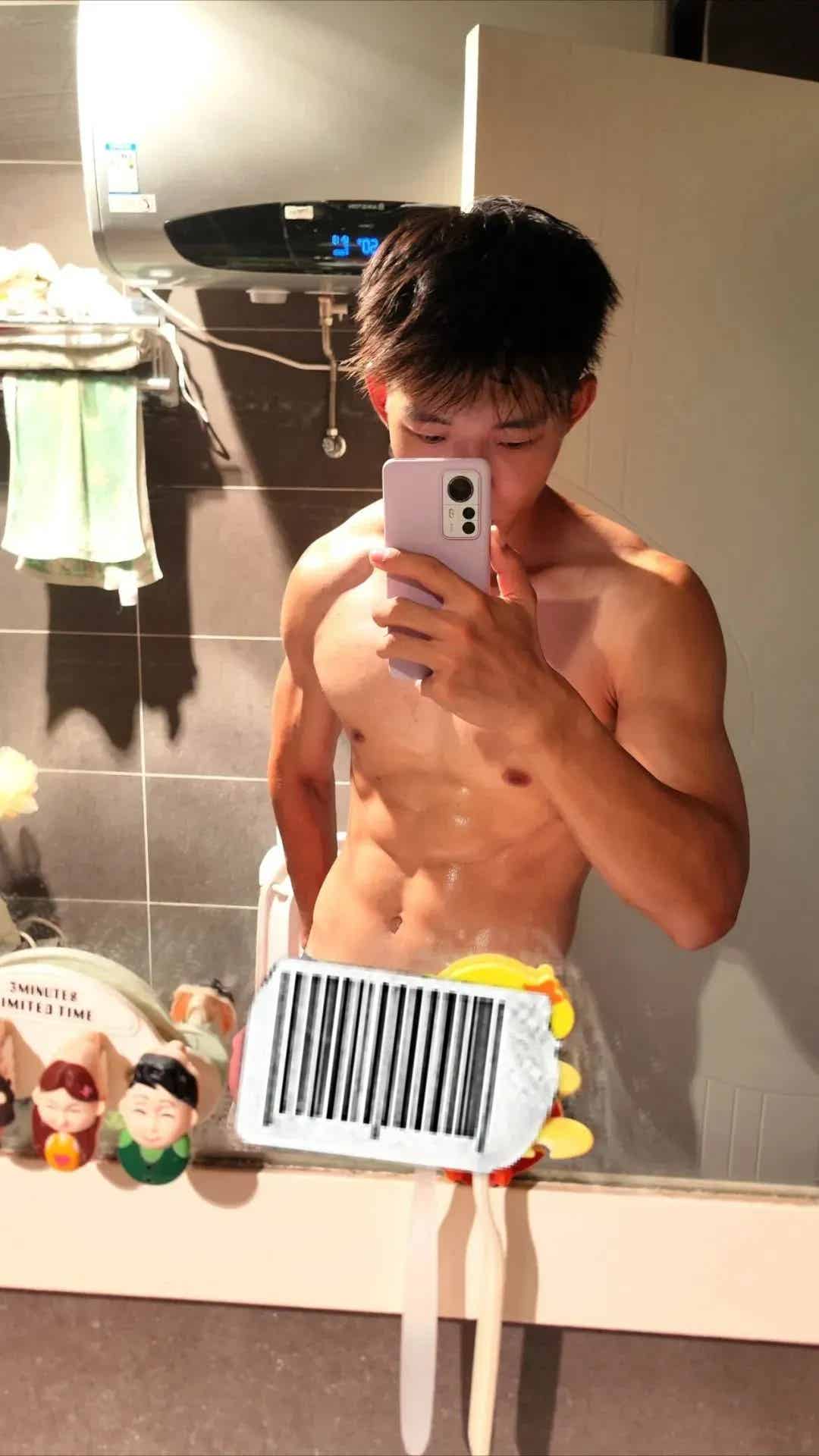 图片[7]-河北体育学院18岁男大，浴室自拍秀奶狗腰，这也太撩了！-小蓝短视频