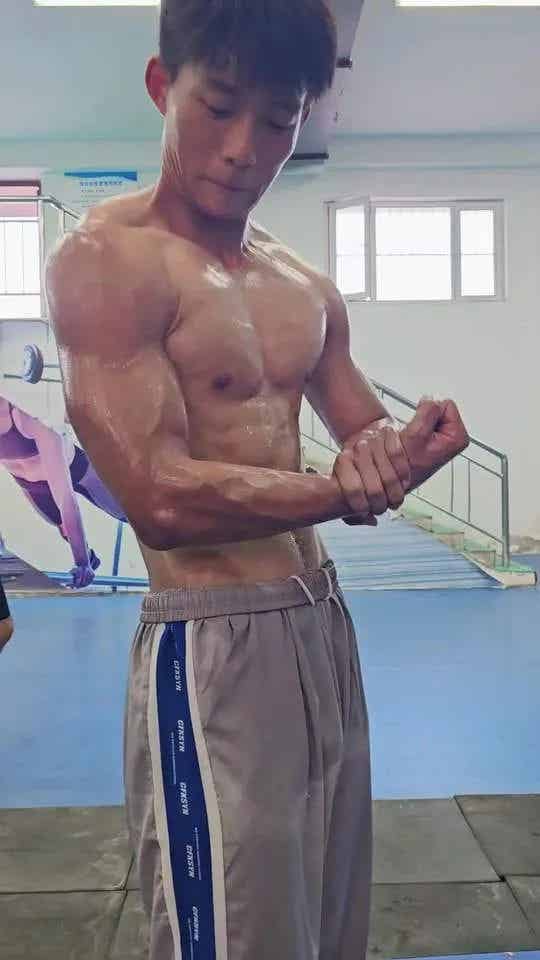 图片[9]-河北体育学院18岁男大，浴室自拍秀奶狗腰，这也太撩了！-小蓝短视频