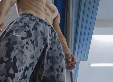 河北体育学院18岁男大，浴室自拍秀奶狗腰，这也太撩了！