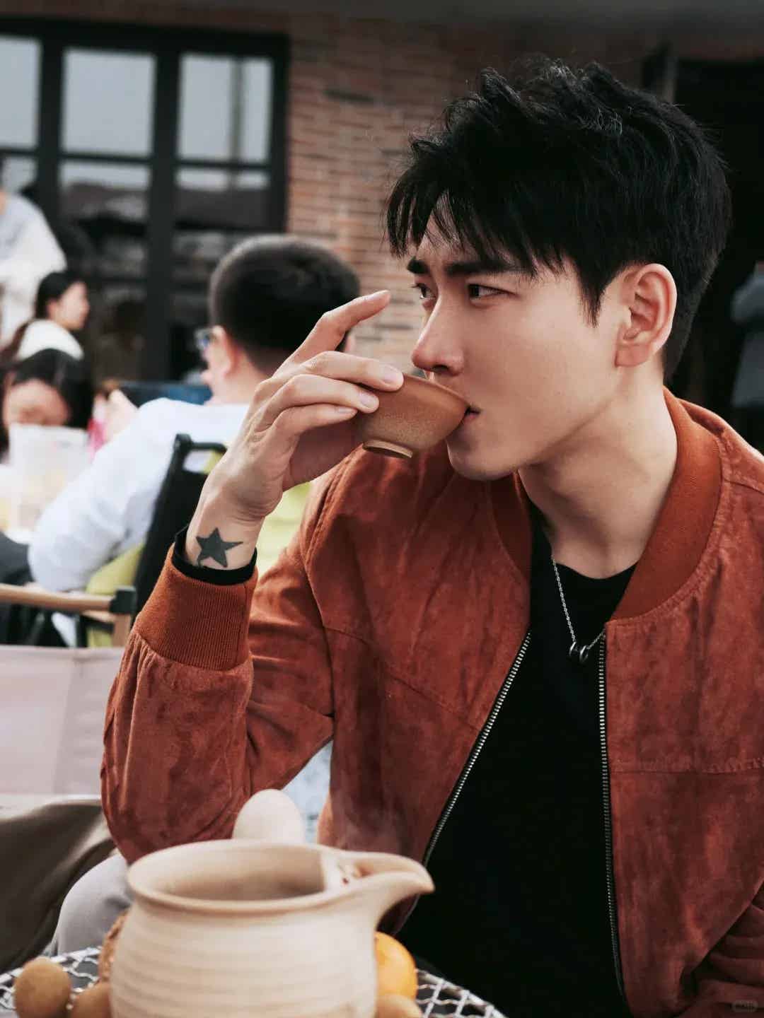 图片[6]-正装、白袜，这样的时尚搭配你能拒绝吗？-小蓝短视频