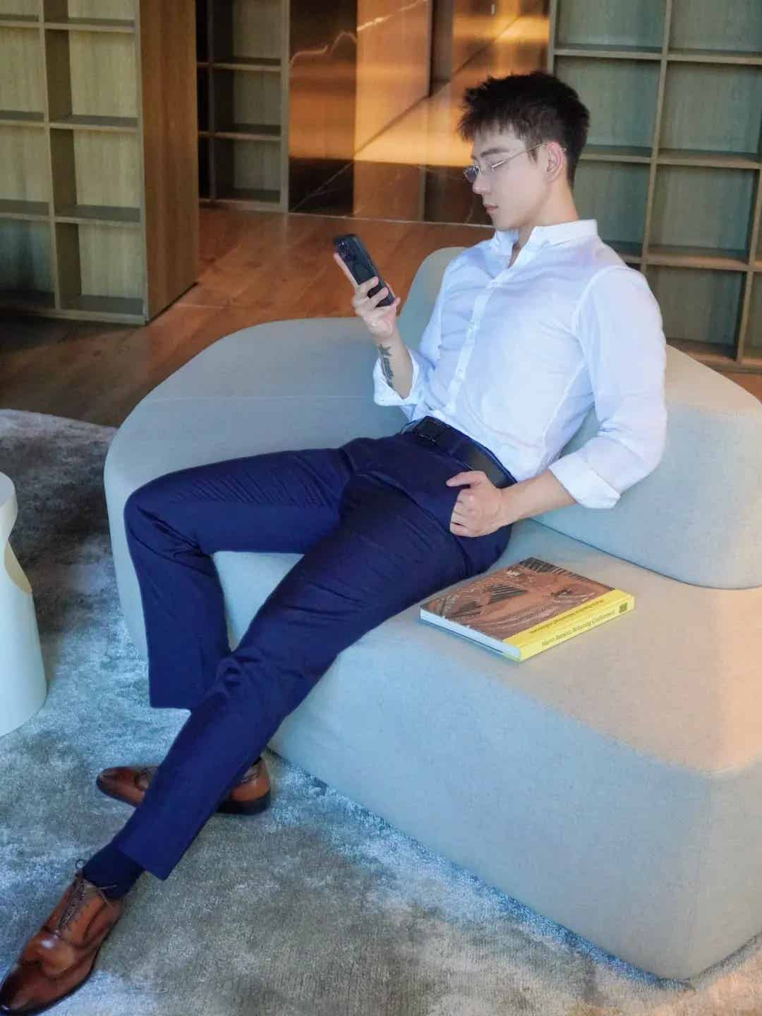 图片[11]-正装、白袜，这样的时尚搭配你能拒绝吗？-小蓝短视频