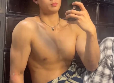 网吧惊现半裸肌肉男,竟是超火运动系小奶狗?