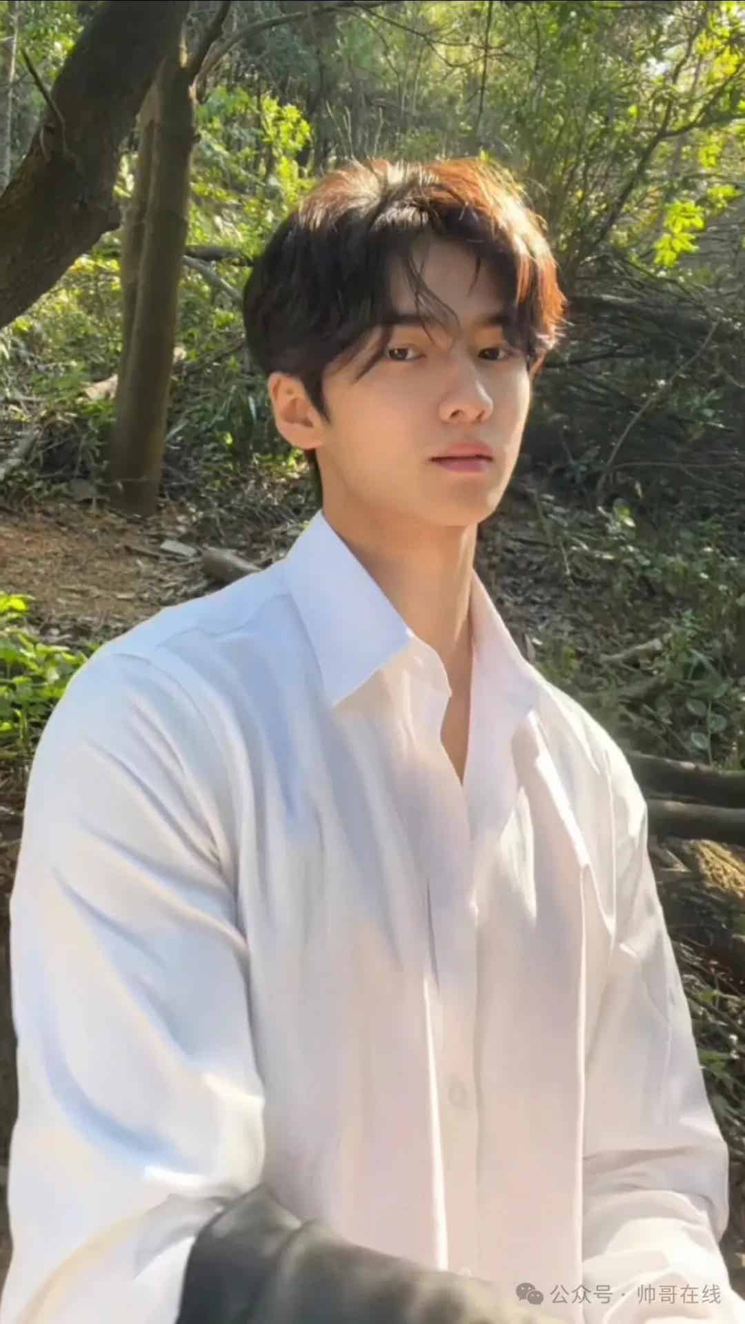 图片[3]-白衬衫肌肉健身男大帅哥，这肌肉真是恰到好处！-小蓝短视频