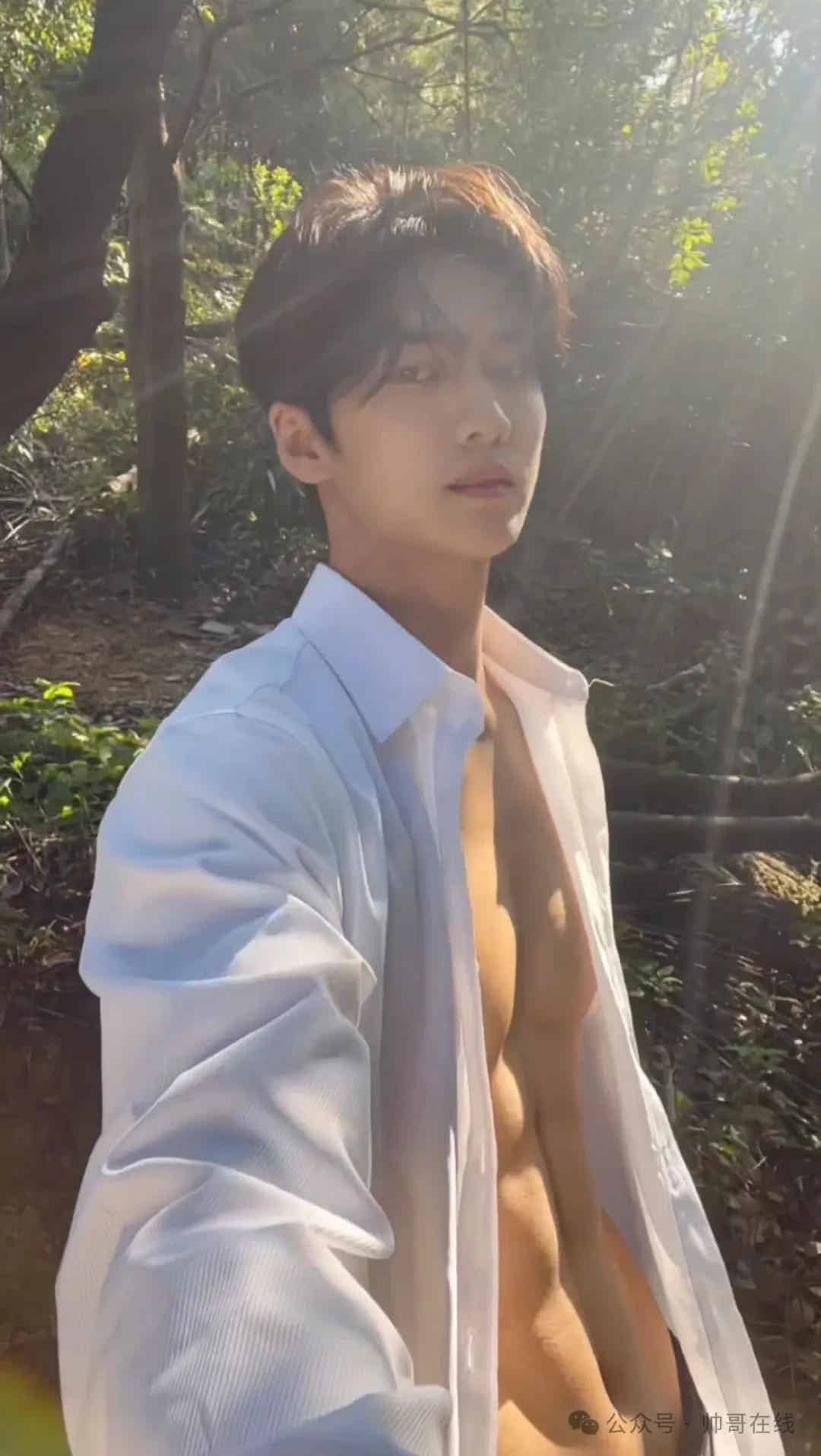 图片[4]-白衬衫肌肉健身男大帅哥，这肌肉真是恰到好处！-小蓝短视频