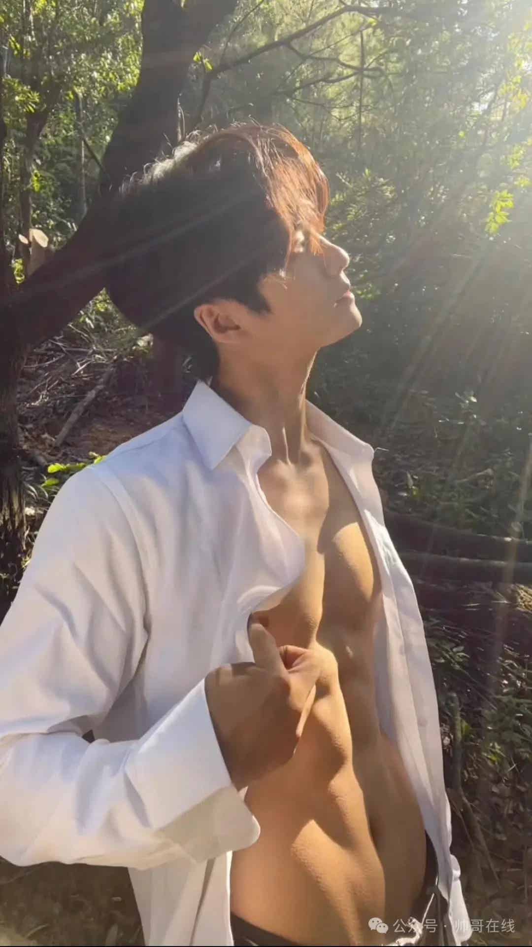 图片[5]-白衬衫肌肉健身男大帅哥，这肌肉真是恰到好处！-小蓝短视频