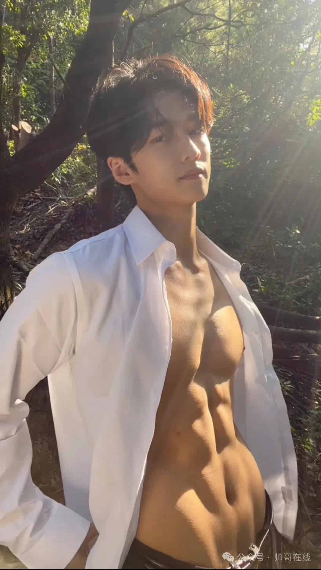 图片[6]-白衬衫肌肉健身男大帅哥，这肌肉真是恰到好处！-小蓝短视频