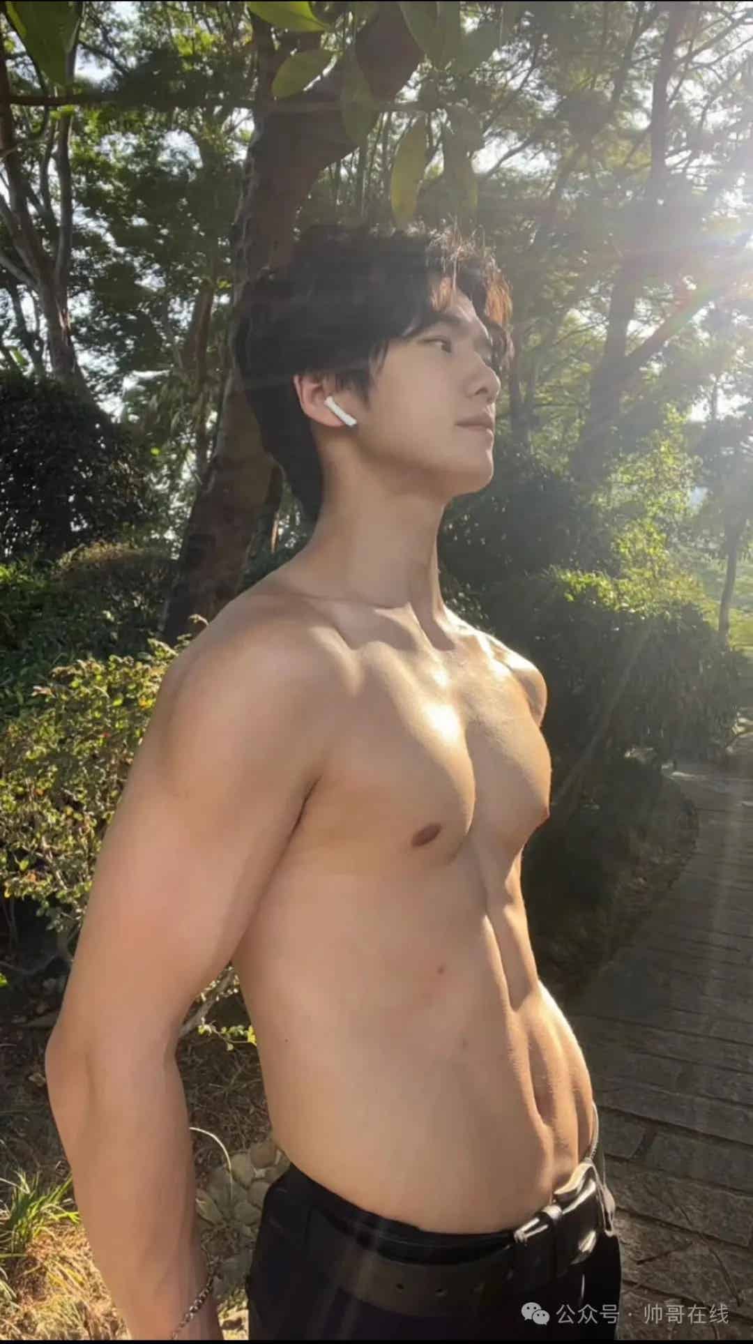 图片[9]-白衬衫肌肉健身男大帅哥，这肌肉真是恰到好处！-小蓝短视频