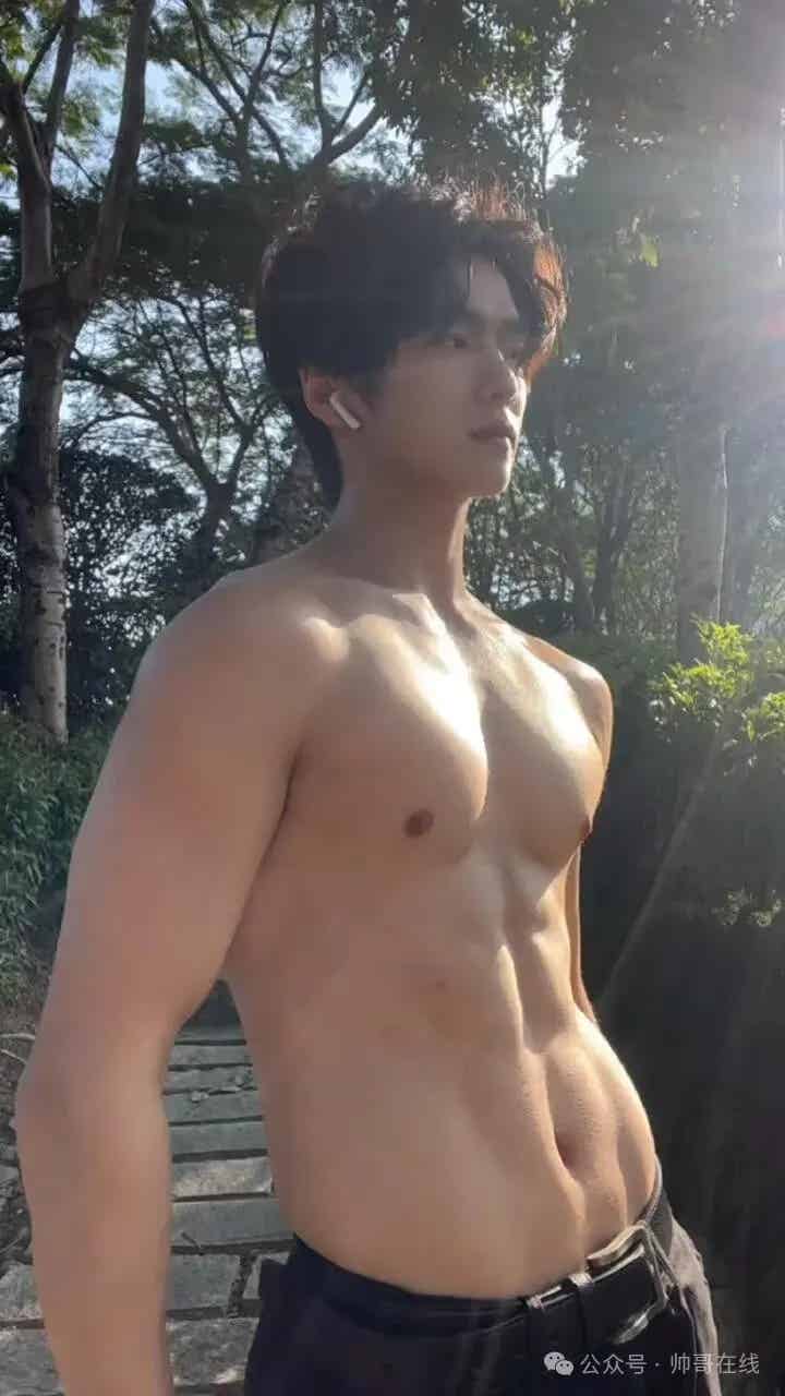 白衬衫肌肉健身男大帅哥,这肌肉真是恰到好处!-小蓝短视频