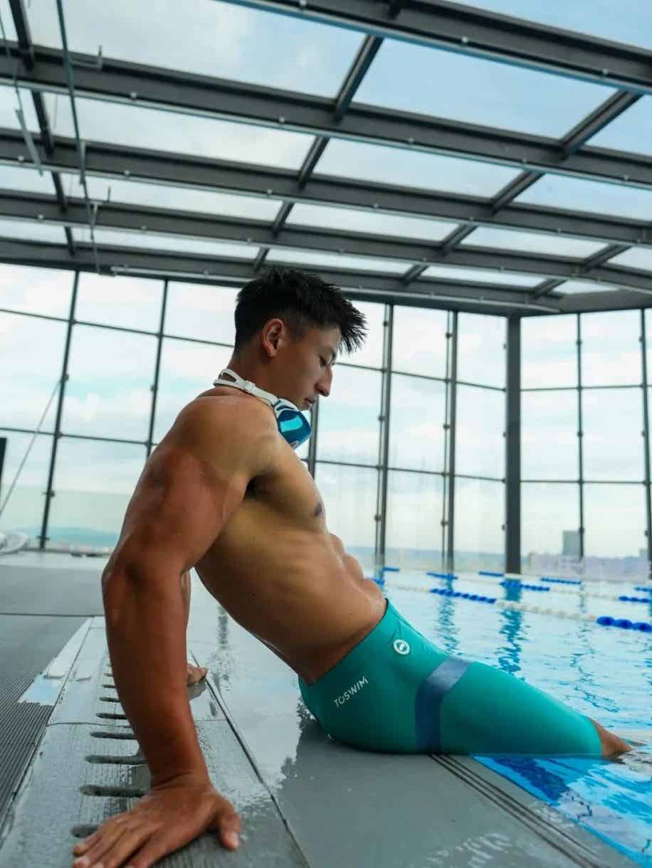 图片[3]-超帅大包腹肌体育生，游泳馆大方展示！-小蓝短视频