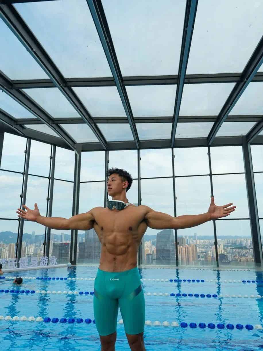 图片[4]-超帅大包腹肌体育生，游泳馆大方展示！-小蓝短视频