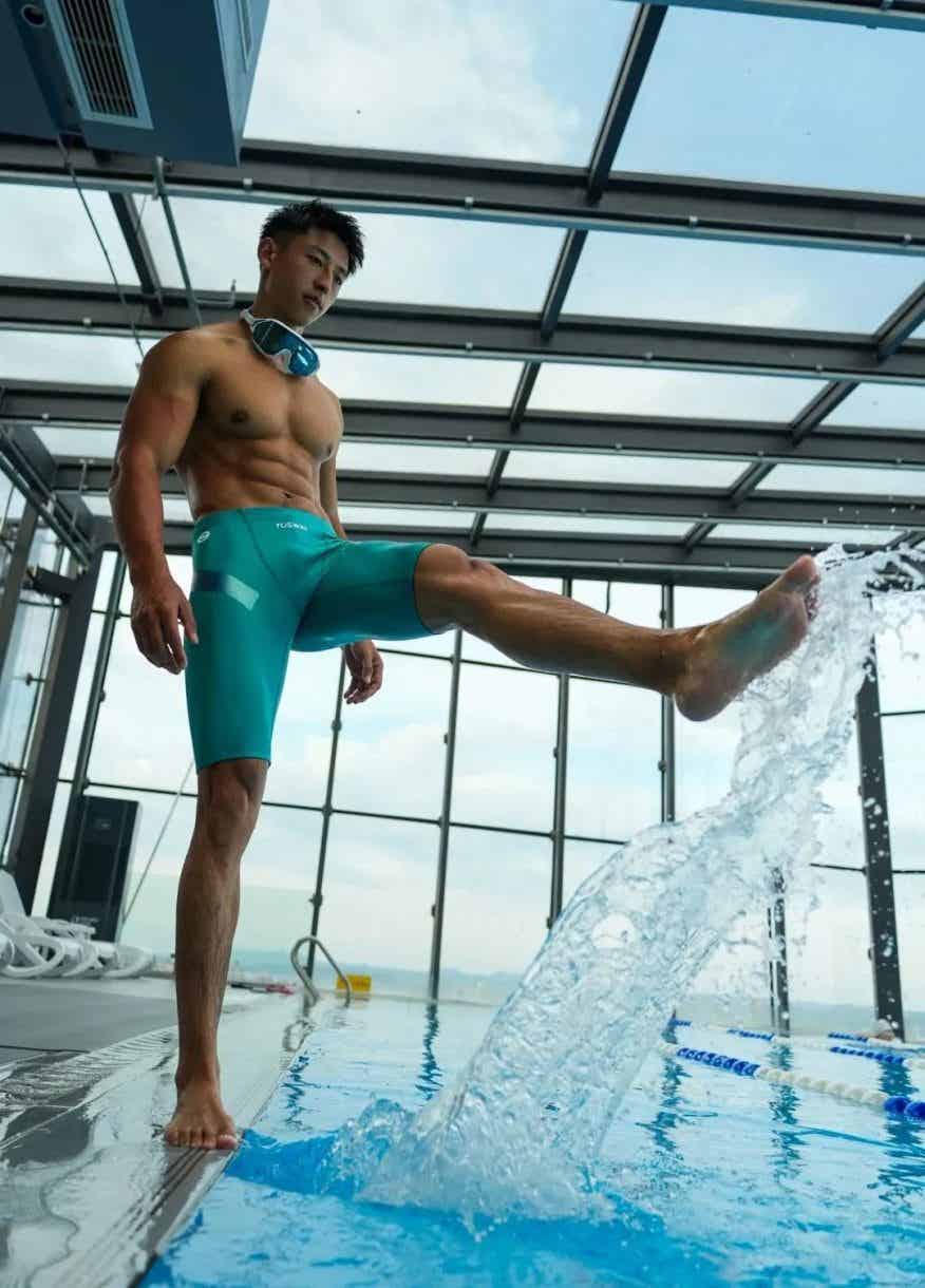 图片[5]-超帅大包腹肌体育生，游泳馆大方展示！-小蓝短视频