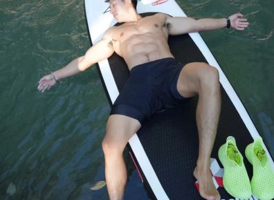 超帅大包腹肌体育生,游泳馆大方展示!