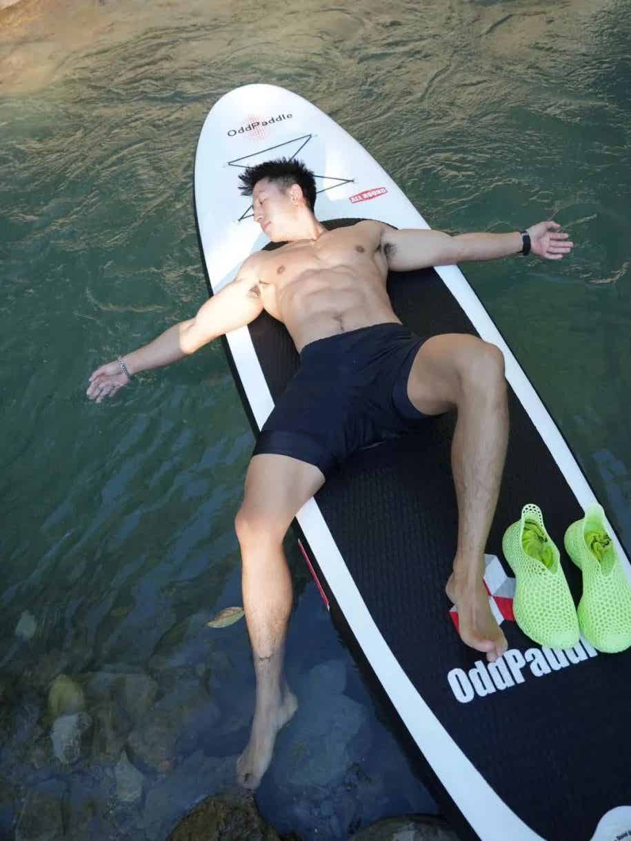 超帅大包腹肌体育生，游泳馆大方展示！-小蓝短视频