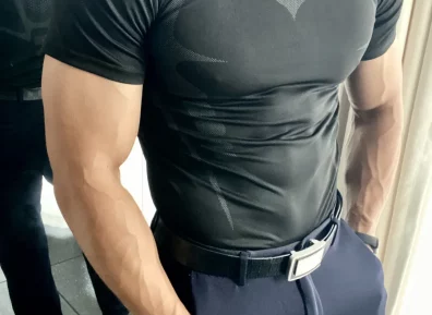 肌肉直男半裸开车走红，大胸器比车灯还顶！