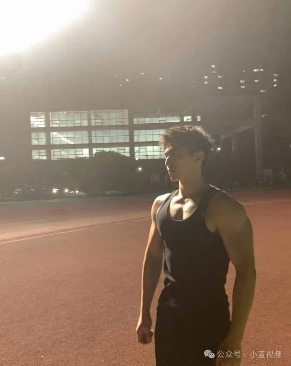图片[9]-04年186cm篮球腹肌体育生-小蓝短视频