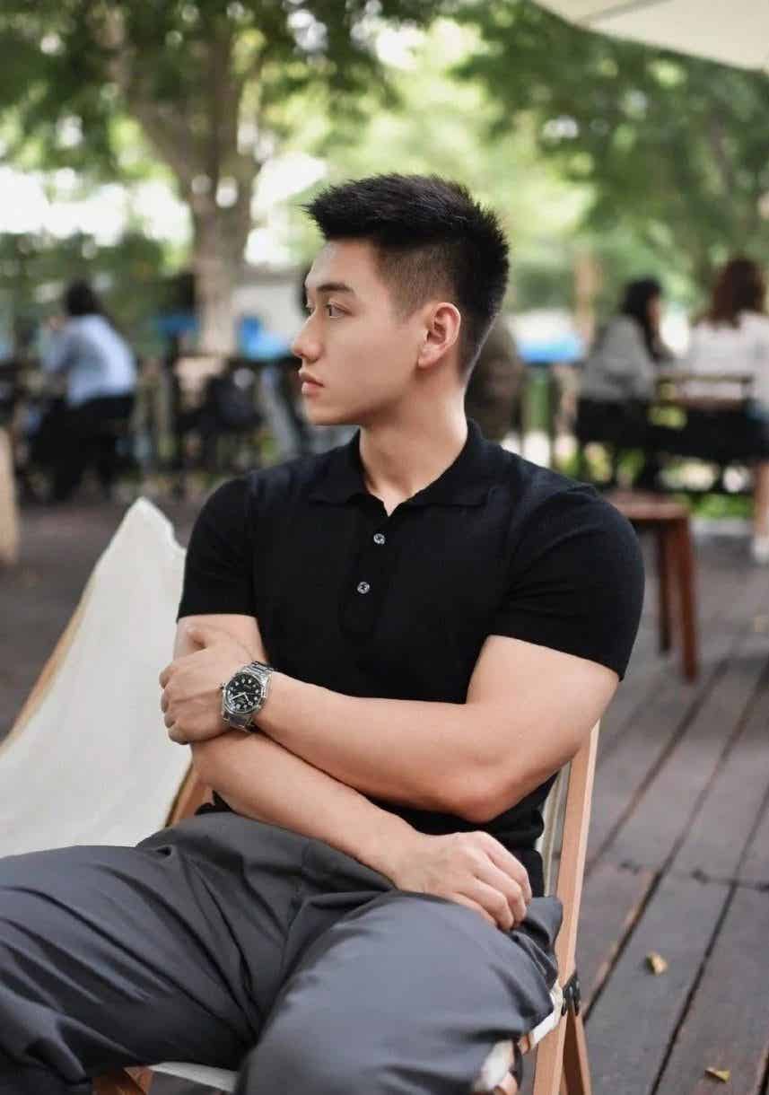 图片[1]-小哥穿运动裤在发光，身材让我爱了-小蓝短视频