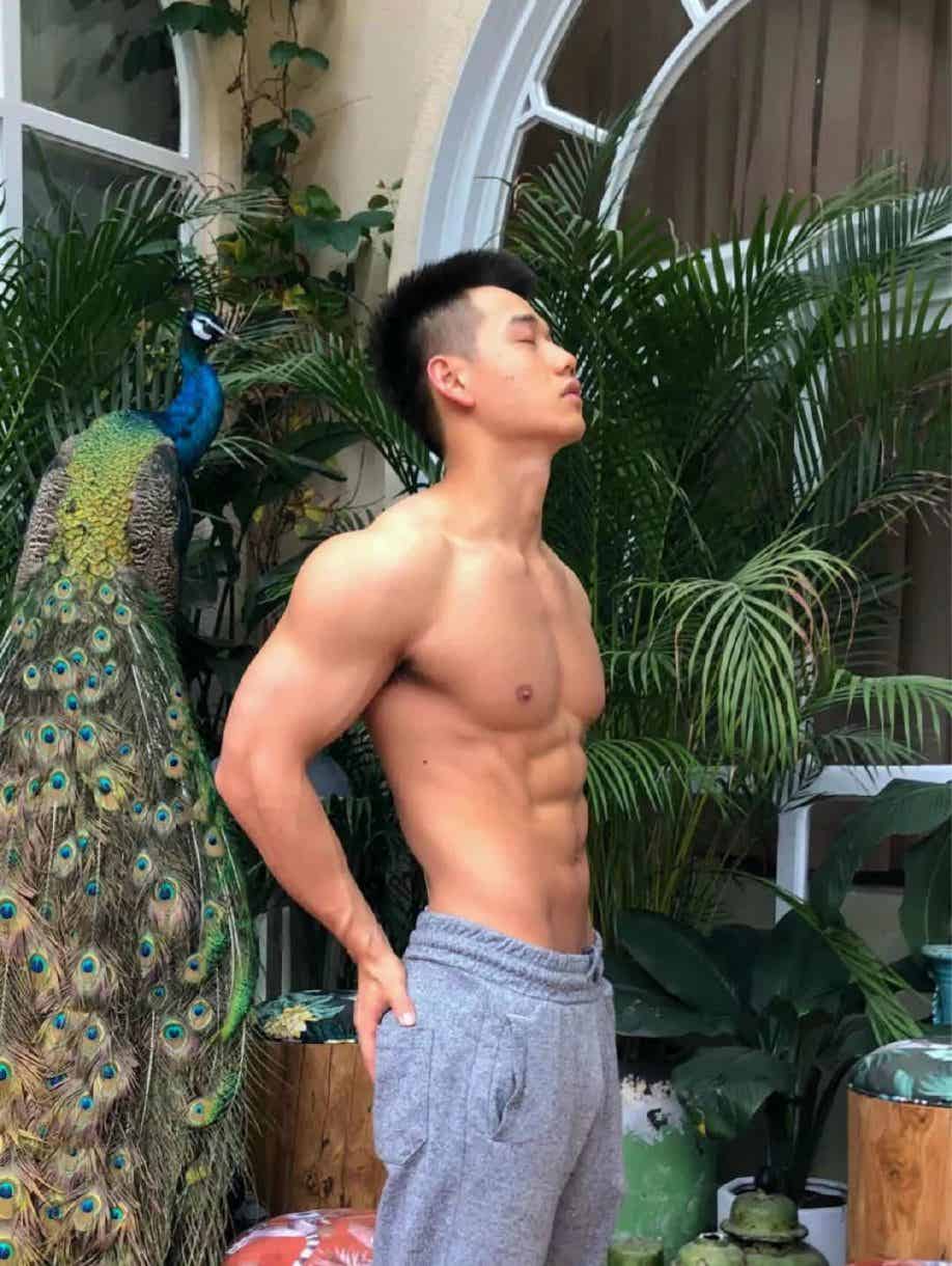 图片[3]-小哥穿运动裤在发光，身材让我爱了-小蓝短视频