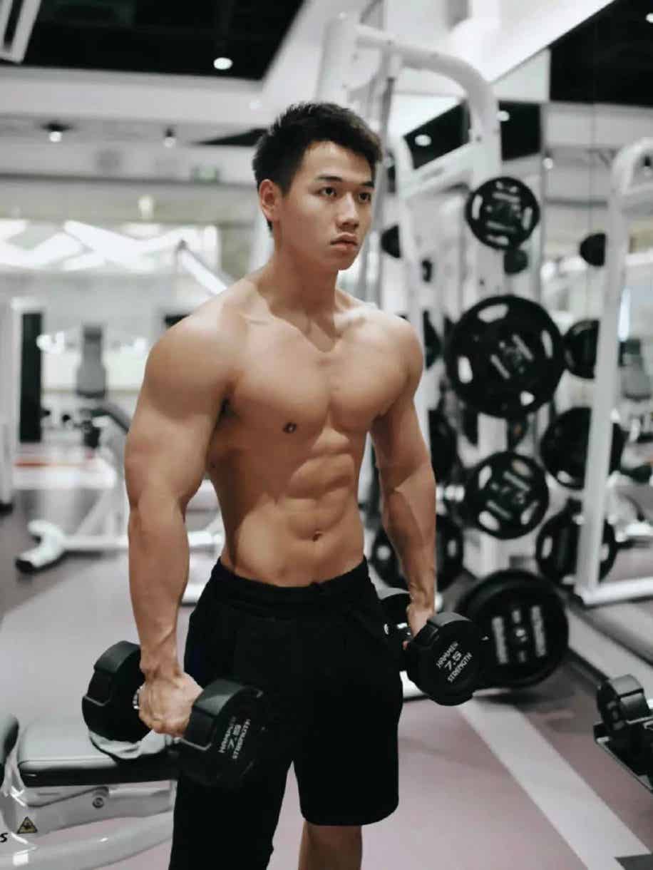 图片[5]-小哥穿运动裤在发光，身材让我爱了-小蓝短视频