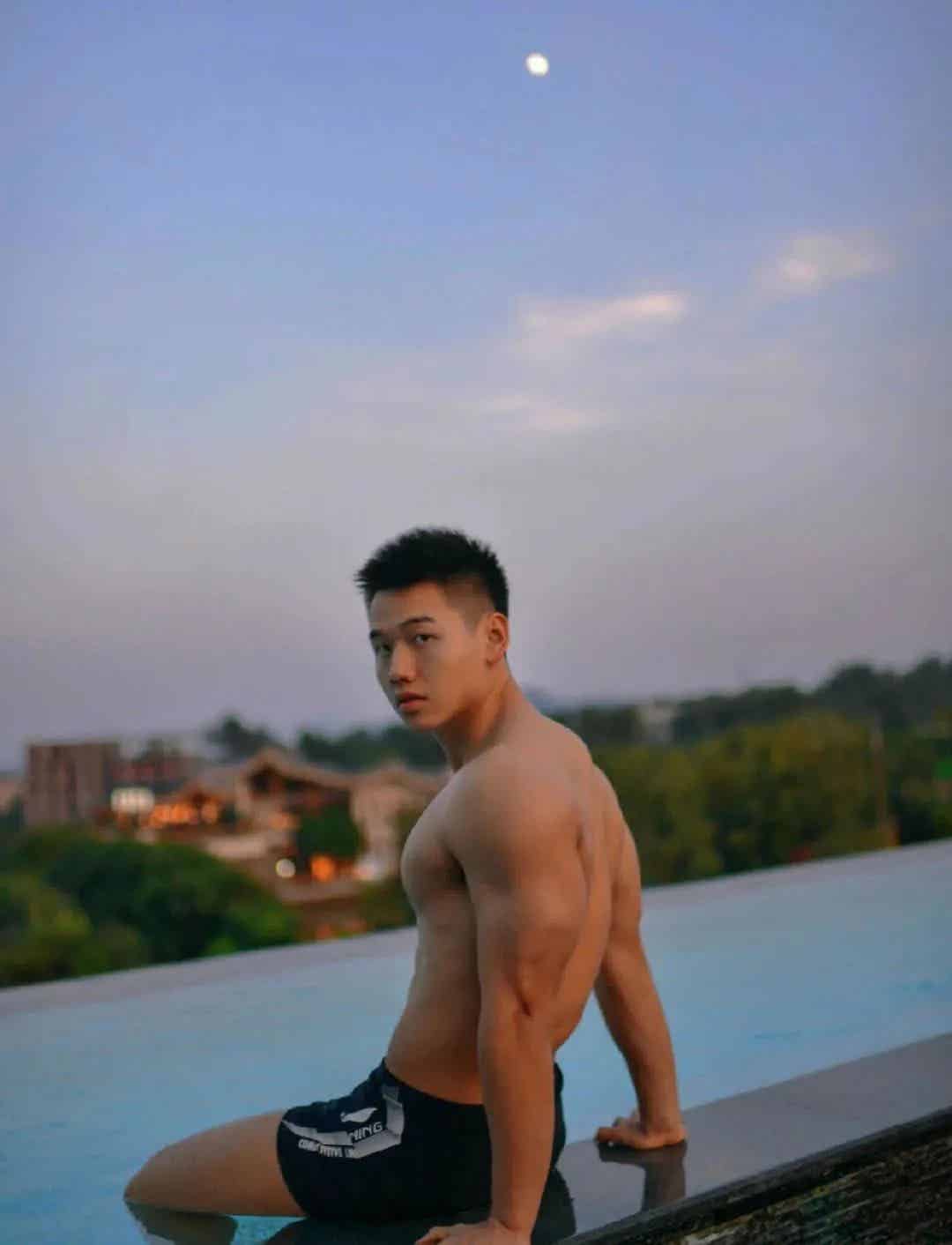 图片[8]-小哥穿运动裤在发光，身材让我爱了-小蓝短视频