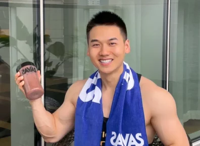 小哥穿运动裤在发光,身材让我爱了