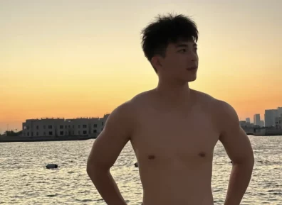 撩衣露腹肌的大鼻子体育生长的真好看！身材太顶了！