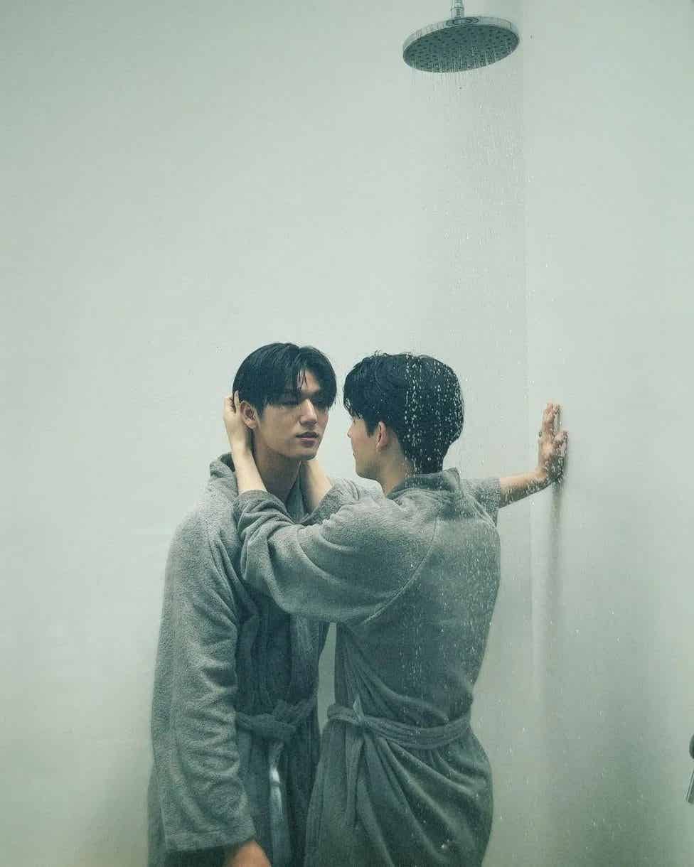 图片[1]-穿白袜、秀翘臀，他俩不愧是泰国娱乐圈营业天花板！-小蓝短视频