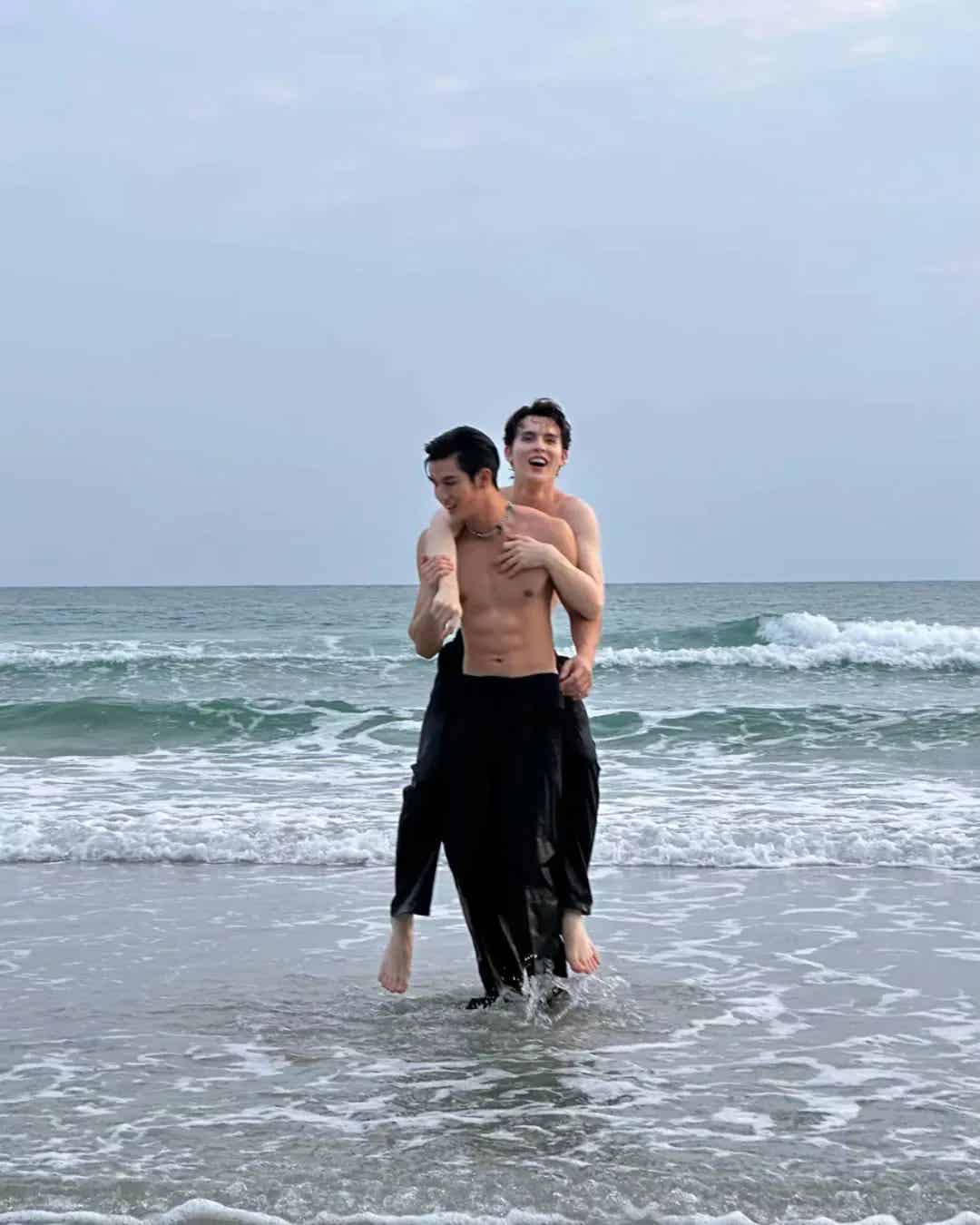 图片[3]-穿白袜、秀翘臀，他俩不愧是泰国娱乐圈营业天花板！-小蓝短视频