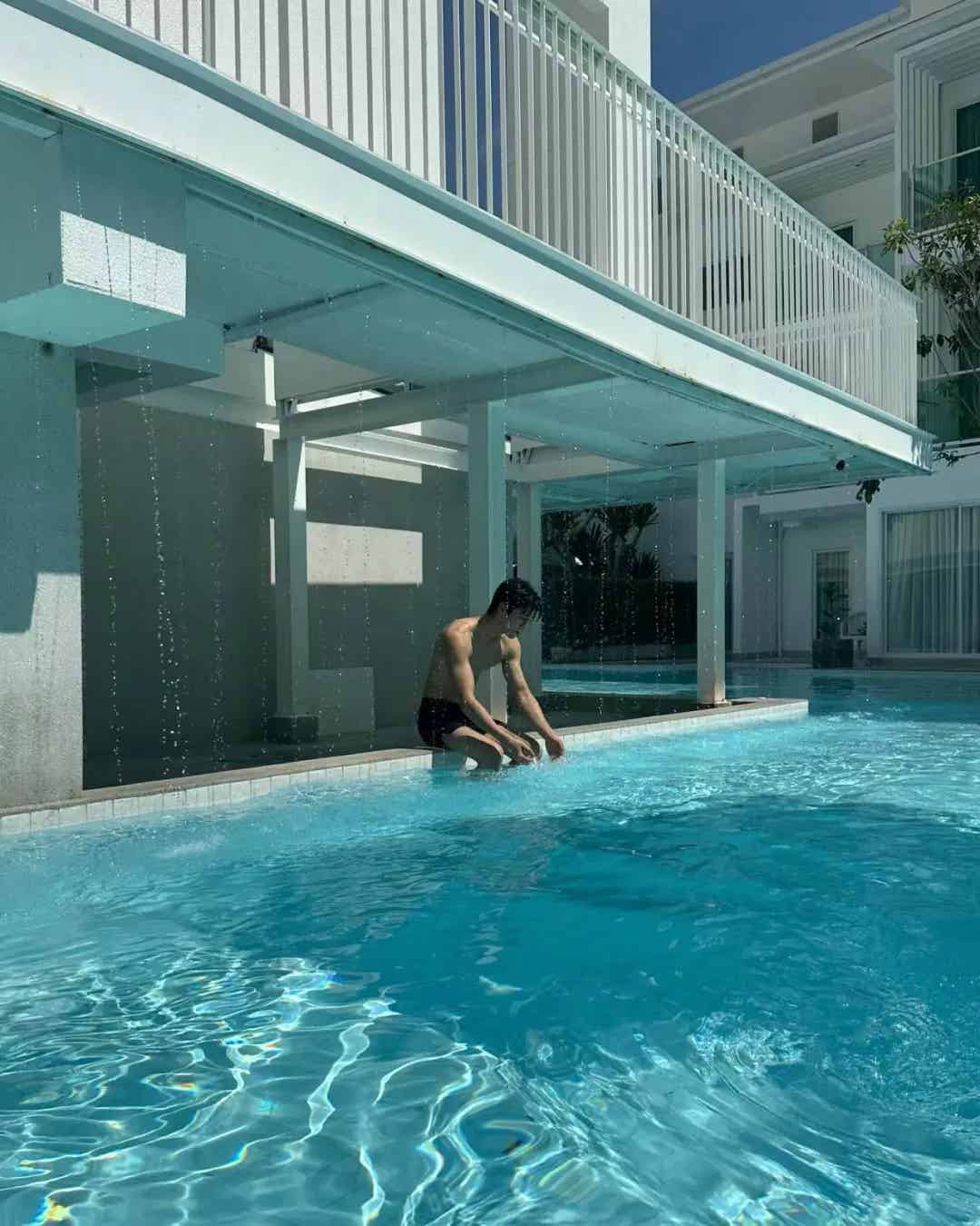 图片[6]-穿白袜、秀翘臀，他俩不愧是泰国娱乐圈营业天花板！-小蓝短视频