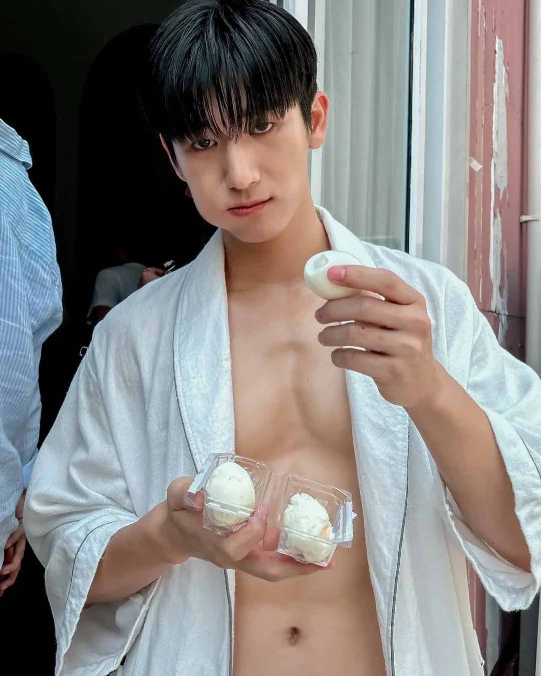 图片[14]-穿白袜、秀翘臀，他俩不愧是泰国娱乐圈营业天花板！-小蓝短视频