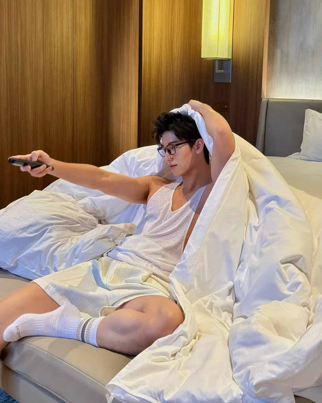 穿白袜、秀翘臀,他俩不愧是泰国娱乐圈营业天花板!-小蓝短视频