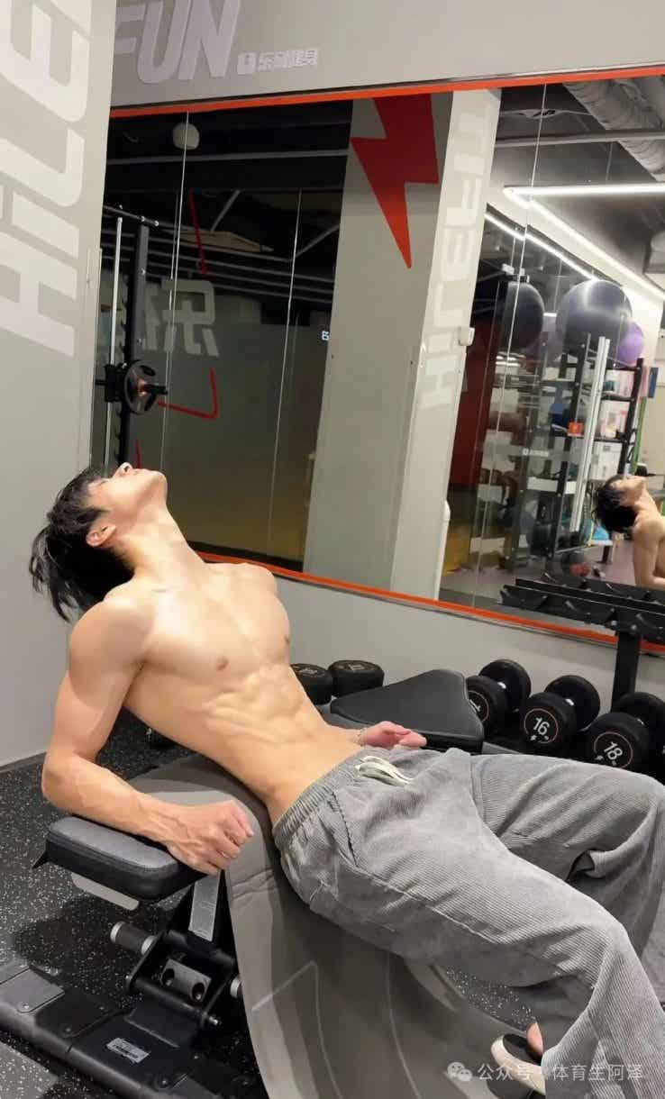 图片[1]-宽肩窄腰大狼狗，掌管腹肌的神......-小蓝短视频