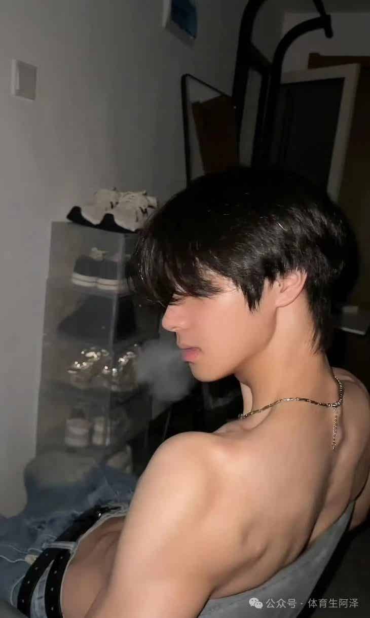 图片[2]-宽肩窄腰大狼狗，掌管腹肌的神......-小蓝短视频