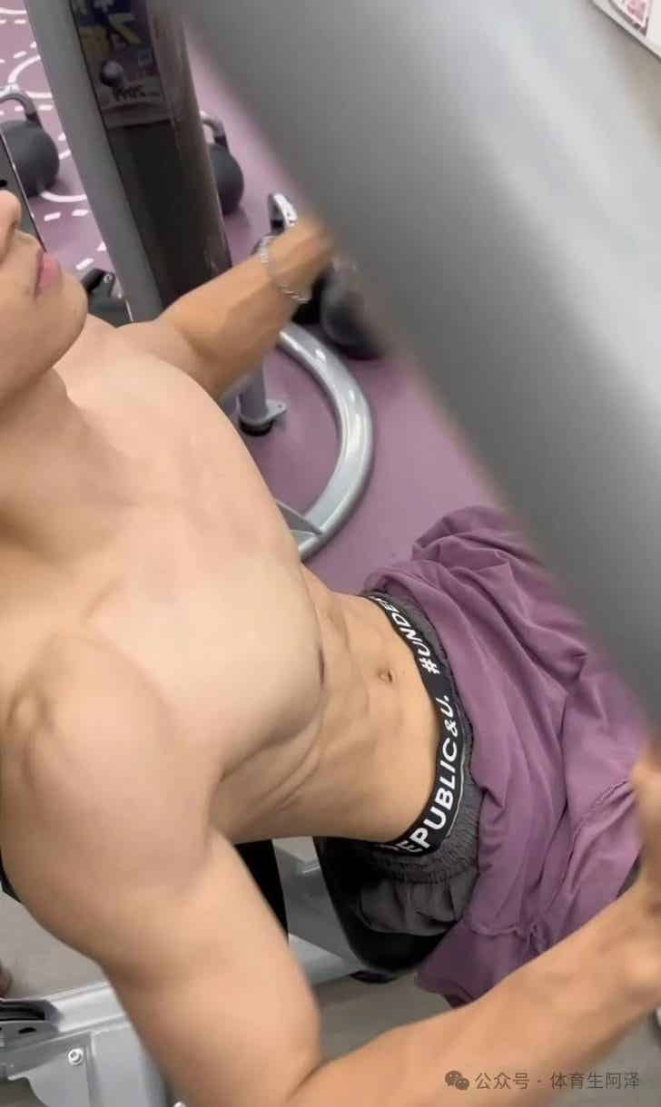 图片[3]-宽肩窄腰大狼狗，掌管腹肌的神......-小蓝短视频