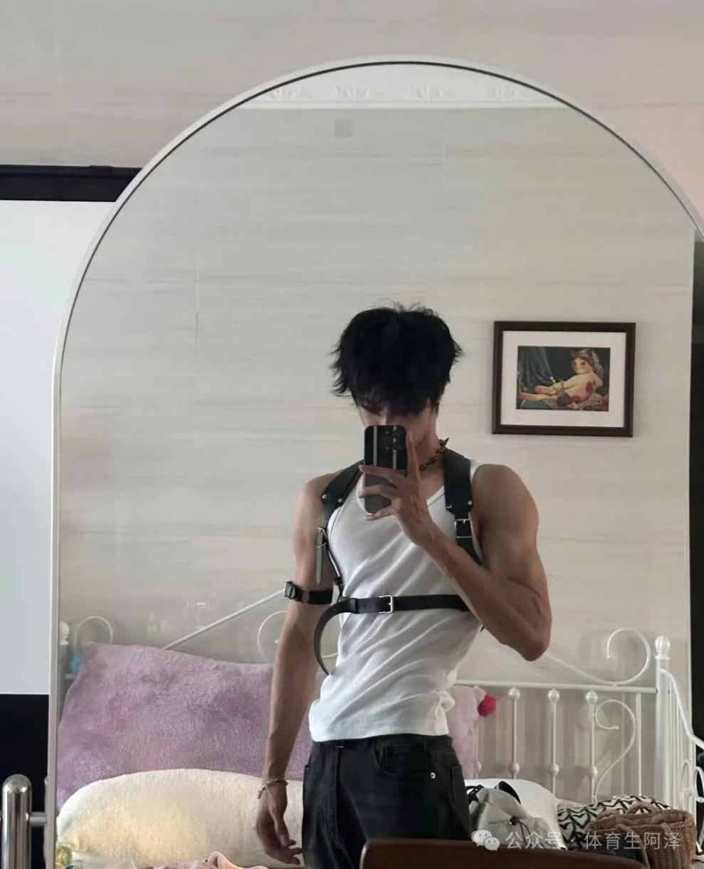 宽肩窄腰大狼狗，掌管腹肌的神......-小蓝短视频