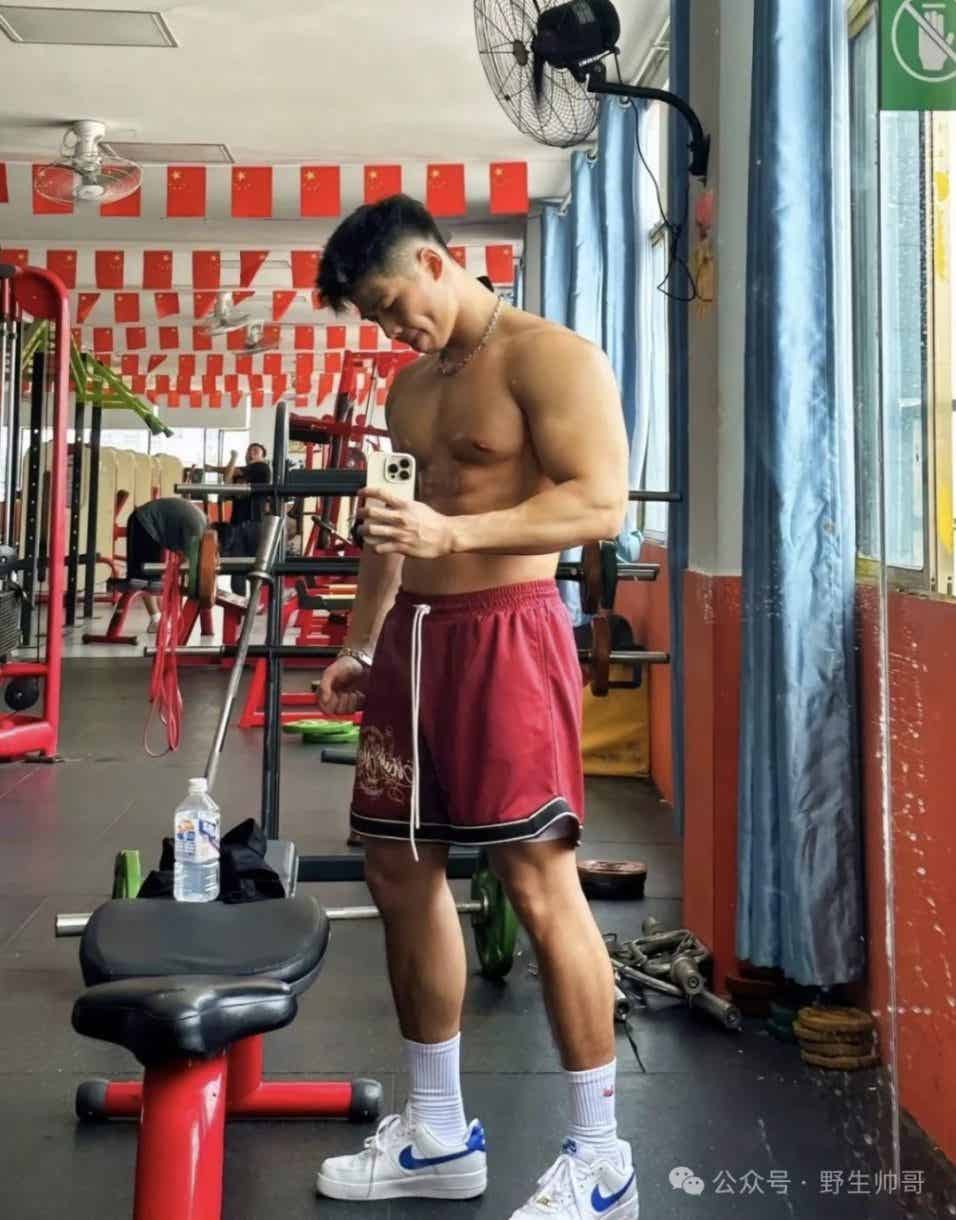 图片[1]-黑皮肌肉体育生，又纯又猛！-小蓝短视频
