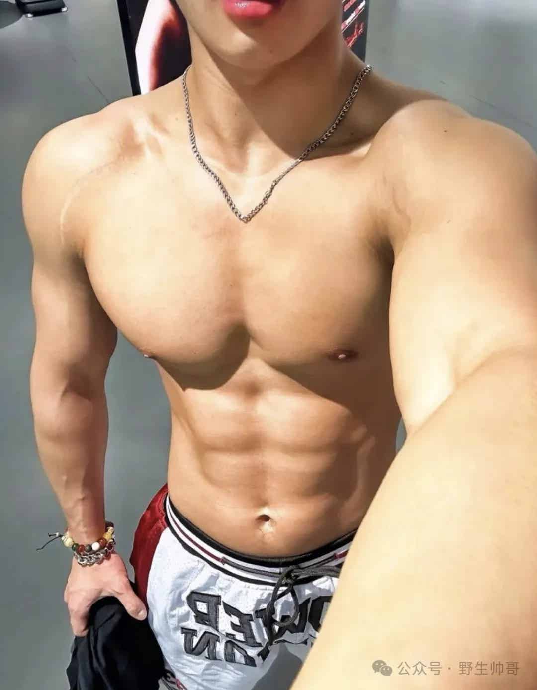 图片[2]-黑皮肌肉体育生，又纯又猛！-小蓝短视频