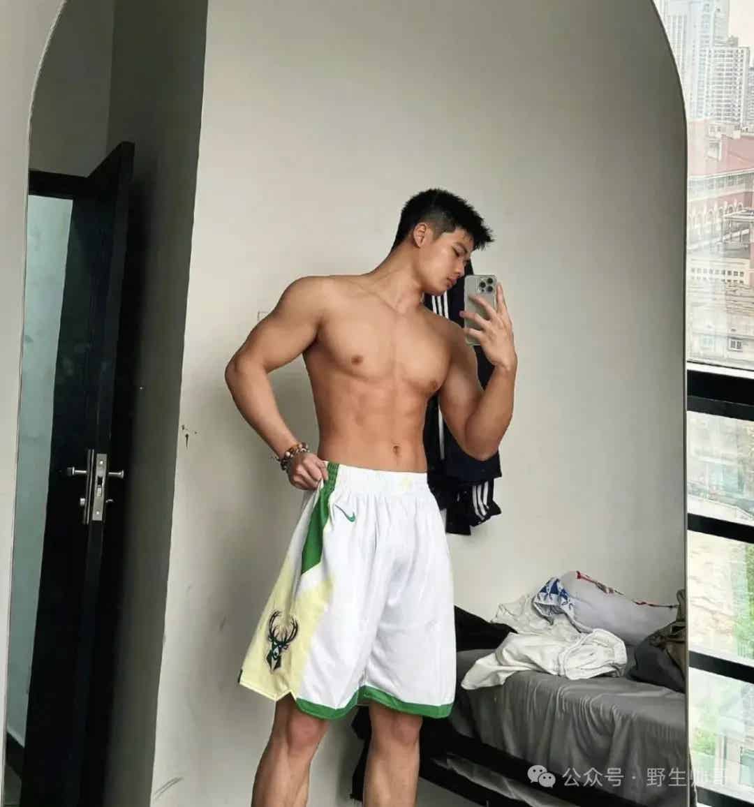 图片[3]-黑皮肌肉体育生，又纯又猛！-小蓝短视频